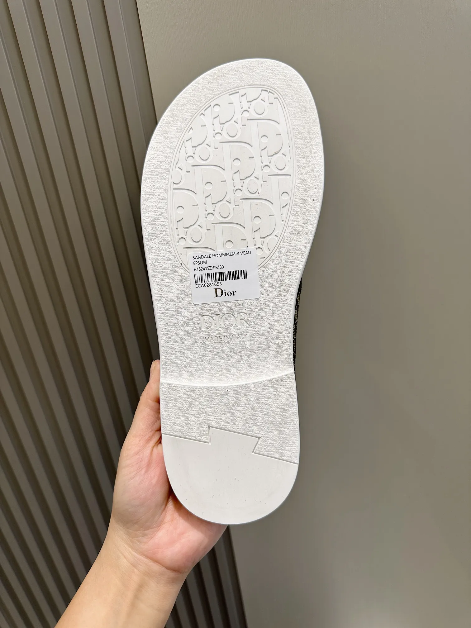 P320 [DIOR] Size 39-44 (38.45 custom-made) 2024ss Dior’s latest men’s slippers are a must-have. Dior Alias ​​Men's Genuine Leather Slippers This summer new Alias ​​sandal embodies a casual and elegant style. Carefully crafted from grained cow leather and Oblique printed fabric, with cowhide lining! Cross-strap design with metal-clad brass CD Diamond logo. The imported cowhide leather and rubber sole adds sophistication and comfort, while Oblique print-effect anti-slip panels add style.